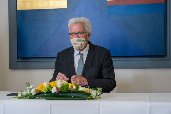 Corona-Krise Treffen von Kretschmann und Söder in Ulm Ministerpräsident Winfried Kretschmann beim Eintrag in das Gästebuch (Bild: Staatsministerium Baden-Württemberg)