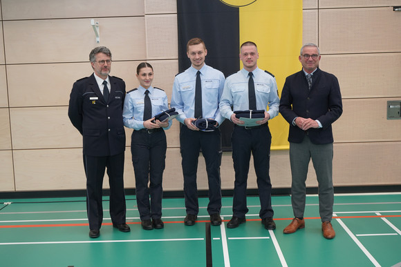 Innenminister Thomas Strobl hat die Verabschiedung der fertig augebildeten Polizistinnen und Polizisten in Wertheim besucht.