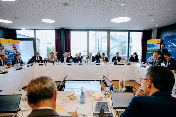 Regierungschefkonferenz der Internationalen Bodensee-Konferenz (IBK) in Friedrichshafen - Blick in den Sitzungssaal.