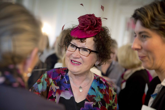 Gesellschaft Festlicher Frühjahrskaffee mit Gerlinde Kretschmann Gerlinde Kretschmann (M.) im Gespräch