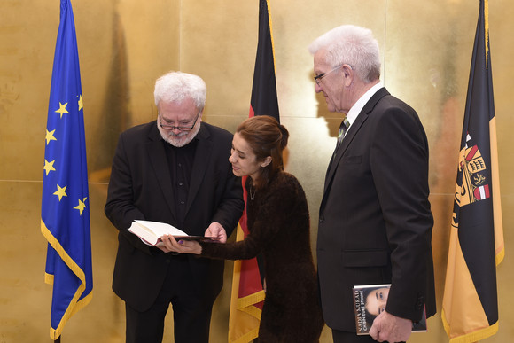 Nordirak Nadia Murad übergibt neues Buch Nadia Murad (M.) übergibt ihr neues Buch „Ich bin eure Stimme“ an Ministerpräsident Winfried Kretschmann (r.) und Staatsminister Klaus-Peter Murawski (l.)