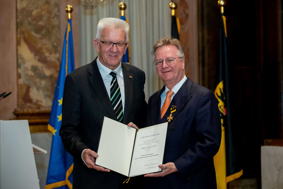 Auszeichnung Verdienstorden des Landes an 19 verdiente Persönlichkeiten Ministerpräsident Winfried Kretschmann (l.) und Andreas Lapp (r.)