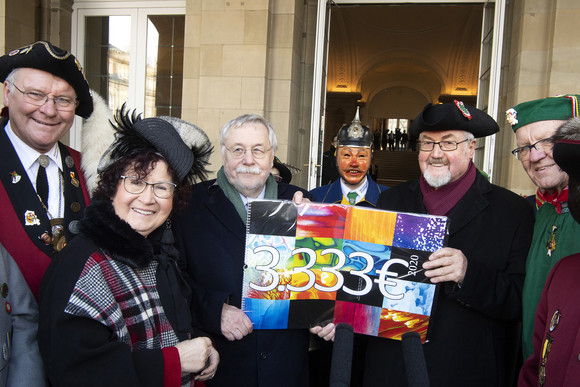 Fastnacht Närrischer Staatsempfang der Landesregierung Die Narren übergeben eine Spende in Höhe von 3.333 € zu Gunsten der Stiftung Singen mit Kindern, symbolisch überreicht an Gerlinde Kretschmann (2.v.l.), die die Schirmherrschaft für das Projekt übernommen hat (Bild: Staatsministerium Baden-Württemberg)