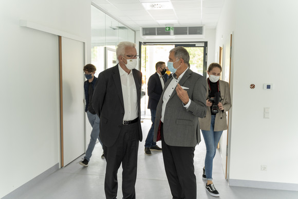 Sommertour Rückblick auf die Sommertour Ministerpräsident Winfried Kretschmann hat im Rahmen seiner Sommertour das neue medizinische Versorgungszentrum in Möckmühl besucht.