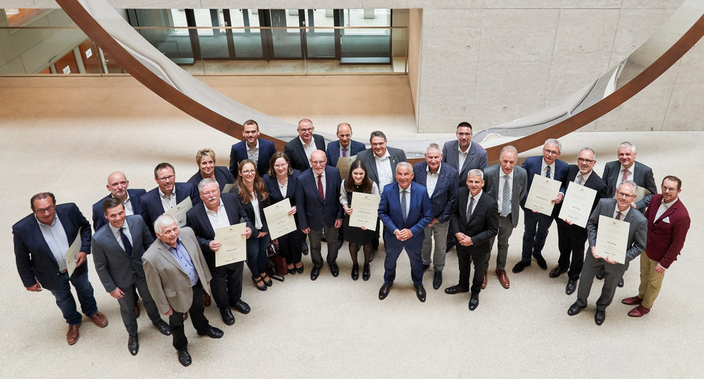 Digitalisierungsminister Thomas Strobl mit den Empfängern von Breitband-Föderbescheiden im Innenministerium. (Bild: Steffen Schmid)