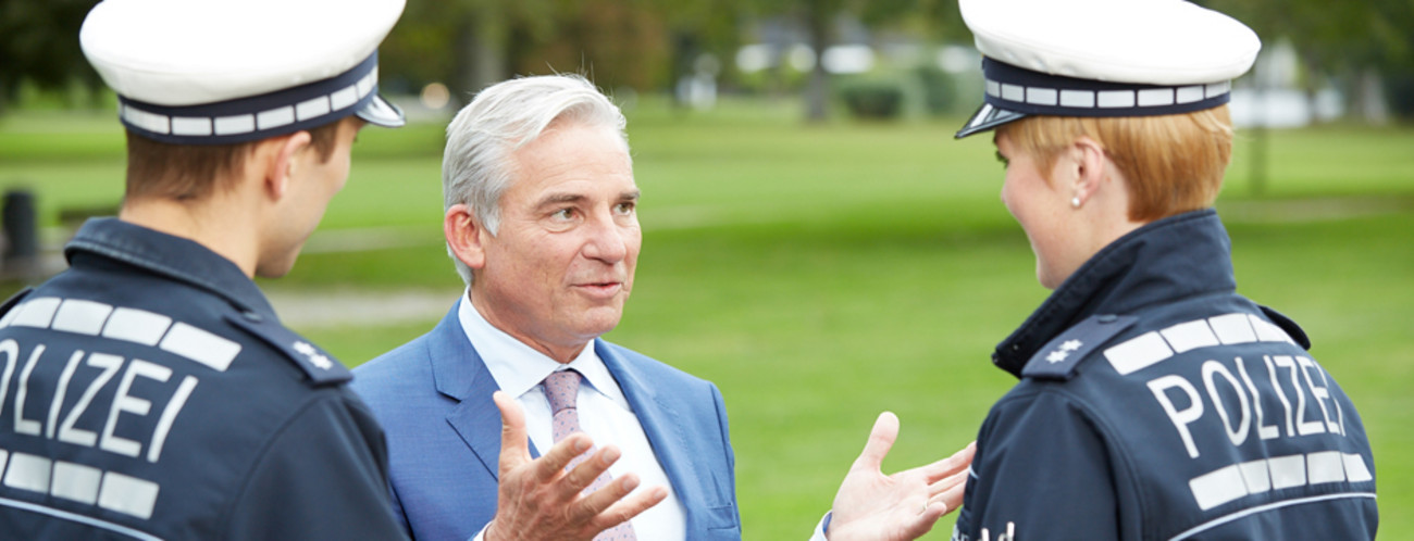 Minister Thomas Strobl im Gespräch mit Polizeibeamten.