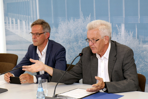 Pressekonferenz Regierungspressekonferenz Ministerpräsident Winfried Kretschmann (r.) und Regierungssprecher Rudi Hoogvliet (l.)