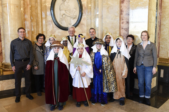Hilfsaktion Kretschmann empfängt Sternsinger Ministerpräsident Winfried Kretschmann und seine Frau Gerlinde mit Sternsingern von St. Sebastian, Ottenbach