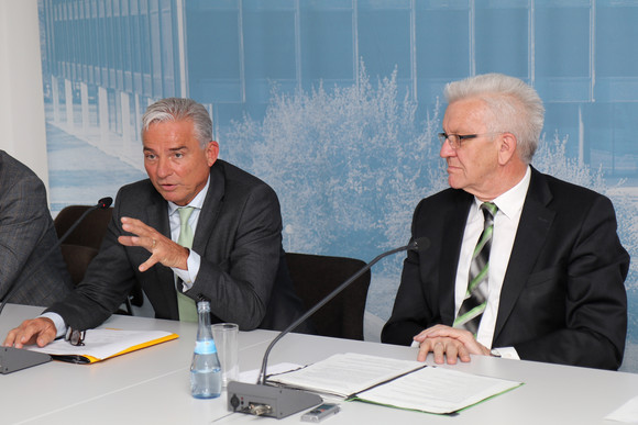 Pressekonferenz Ein-Jahres-Bilanz der Landesregierung Ministerpräsident Winfried Kretschmann (r.) und der stellvertretende Ministerpräsident und Innenminister, Thomas Strobl (l.)