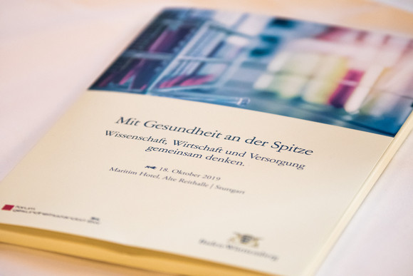 Konferenz Zwischenbilanz des Forums Gesundheitsstandort Informationsmappe im Forum Gesundheitsstandort (Bild: Staatsministerium Baden-Württemberg)