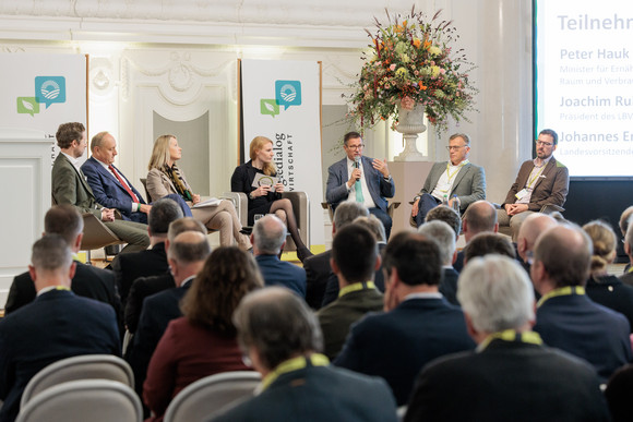 Strategiedialog Gesellschaftsvertrag zur Zukunft der Landwirtschaft Diskussionsrunde anlässlich der Abschlusskonferenz zum Strategiedialog Landwirtschaft