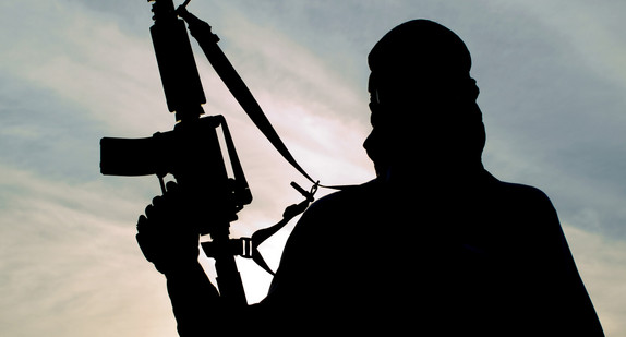 Silhouette eines bewaffneten islamistischen Kriegers. Quelle: Fotolia.