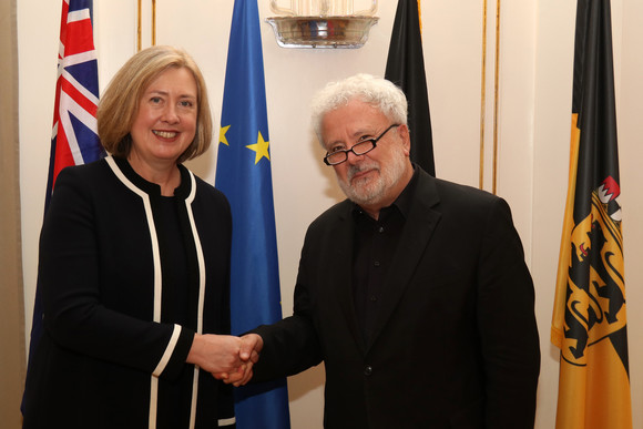 Gespräch Besuch der australischen Botschafterin Staatsminister Klaus-Peter Murawski (r.) und die australische Botschafterin Lynette Wood (l.)