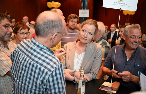 Kabinett Bürgerempfang der Landesregierung in Friedrichshafen Thekla Walker (Mitte), Ministerin für Umwelt, Klima und Energiewirtschaft, im Gespräch