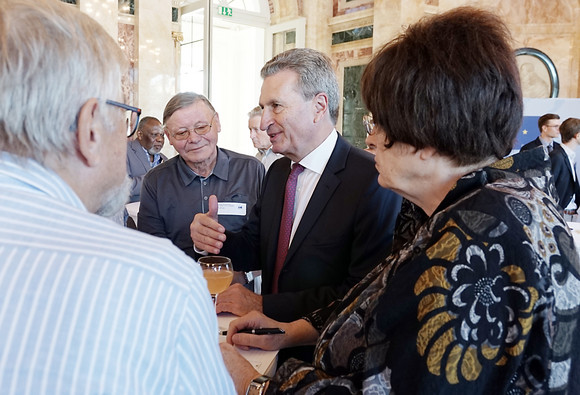 Europadialog Zentraler Bürgerdialog mit EU-Kommissar Oettinger und Staatsrätin Erler EU-Kommissar Günther Oettinger (2.v.r.) und Staatsrätin Gisela Erler (r.) im Gespräch mit Bürgerinnen und Bürgern (Bild: Staatsministerium Baden-Württemberg/Jan Georg Plavec)