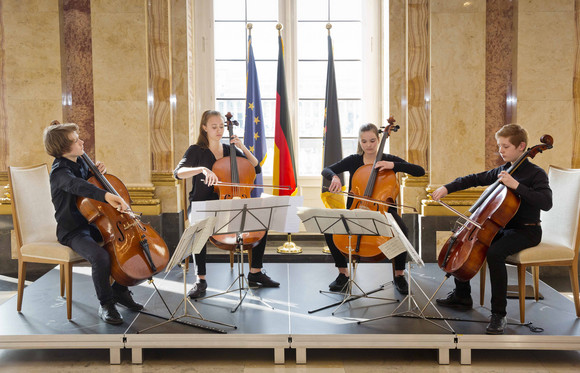 Gesellschaft Festlicher Frühjahrskaffee mit Gerlinde Kretschmann Musikalische Darbietung eines Celloquartetts