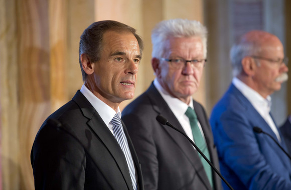 MOBILITÄT Strategiedialog Automobilwirtschaft Dr. Volkmar Denner (l.) spricht bei der Pressekonferenz