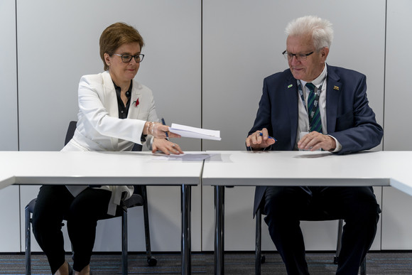 Auslandsreise Delegationsreise nach Schottland und England Schottlands Regierungschefin Nicola Sturgeon (links) und Ministerpräsident Winfried Kretschmann (rechts) bei der Unterzeichnung der Edinburgh-Erklärung