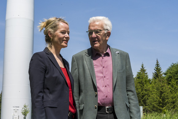 Erneuerbare Energien Kretschmann besucht künftigen Windpark Sulzbach-Laufen Ministerpräsident Winfried Kretschmann (rechts) und Umweltministerin Thekla Walker (links) stehen vor einem Windrad.