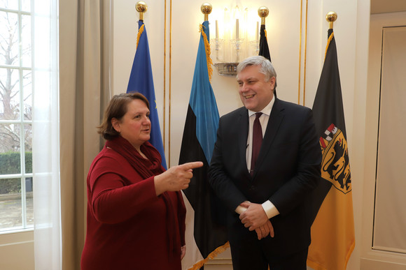 Antrittsbesuch Schopper empfängt estnischen Botschafter Staatsministerin Theresa Schopper (l.) und der Botschafter der Republik Estland, Alar Streimann (r.) (Bild: Staatsministerium Baden-Württemberg)