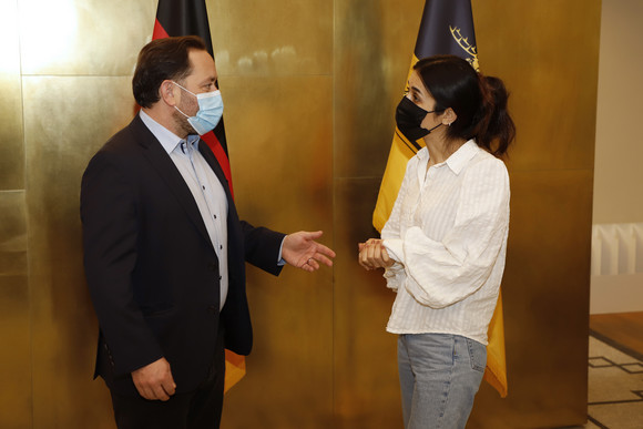 Gespräch Hassler empfängt Nadia Murad Staatssekretär Florian Hassler (links) und Friedensnobelpreisträgerin Nadia Murad (rechts) im Gespräch..