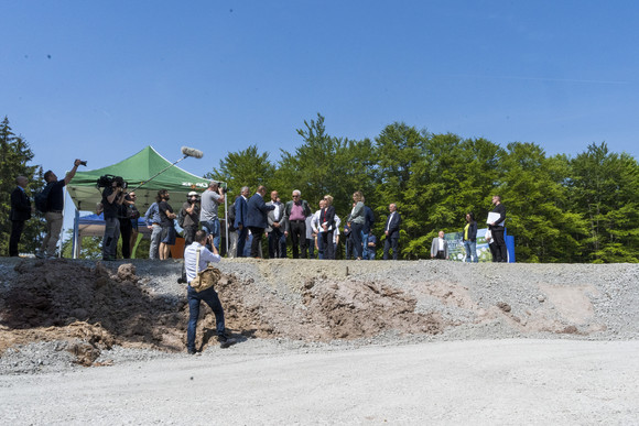 Erneuerbare Energien Kretschmann besucht künftigen Windpark Sulzbach-Laufen Besichtigung der Baustelle für den künftigen Windpark Sulzbach-Laufen