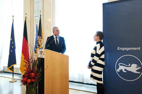 Minister Thomas Strobl verleiht in Stuttgart das neue Bevölkerungsschutz-Ehrenzeichen. Fotograf Steffen Schmid.