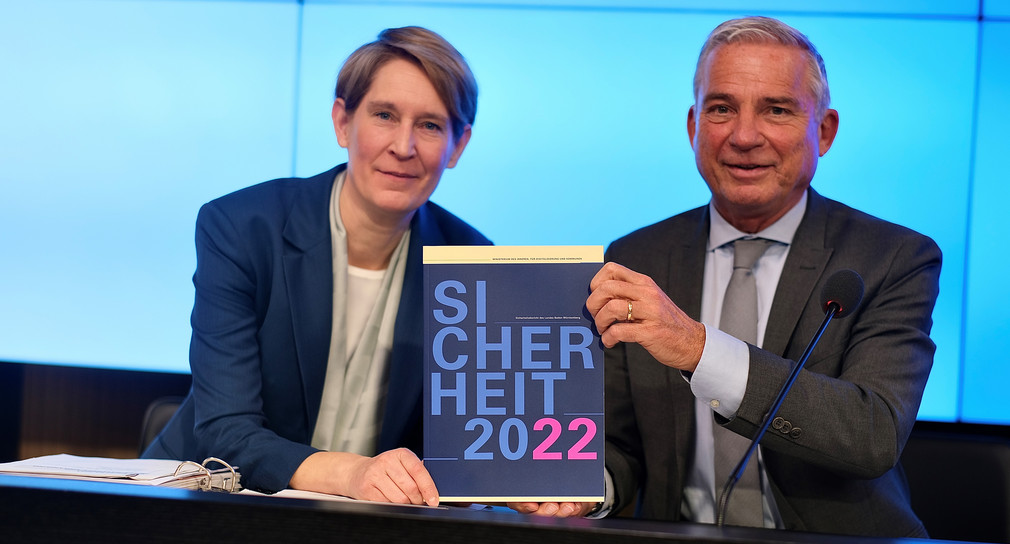 Landespolizeipräsidentin Dr. Stefanie Hinz und Innenminister Thomas Strobl stellen den Sicherheitsbericht 2022 vor.