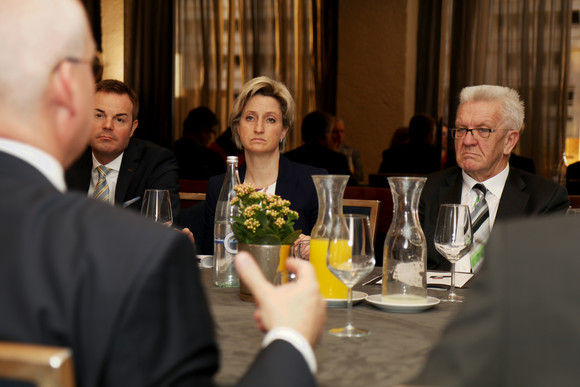 DELEGATIONSREISE Reise nach Israel und in die Palästinensischen Gebiete Wirtschaftsministerin Nicole Hoffmeister-Kraut (M.) und Ministerpräsident Winfried Kretschmann (r.) im Gespräch mit dem deutschen Botschafter in Israel, Clemens von Goetze (l.)