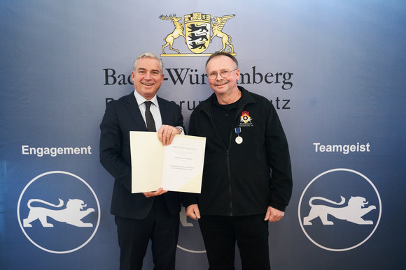 Minister Thomas Strobl verleiht in Stuttgart das neue Bevölkerungsschutz-Ehrenzeichen. Fotograf Steffen Schmid.