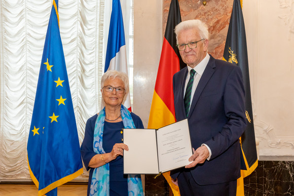 Auszeichnung Verdienstorden des Landes an 23 verdiente Persönlichkeiten Ministerpräsident Winfried Kretschmann (rechts) und Hedwig Seidel-Lerch (links)