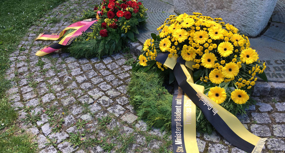 Kranz von Thomas Strobl, stellvertretender Ministerpräsident und Landesbeauftragter für Vertriebene und Spätaussiedler, am Mahnmal in Bad Cannstatt.