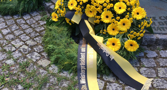 Kranz von Thomas Strobl, stellvertretender Ministerpräsident und Landesbeauftragter für Vertriebene und Spätaussiedler, am Mahnmal in Bad Cannstatt.