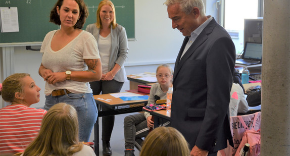 Minister Thomas Strobl beim Unterrichtsbesuch in der siebten Klasse.