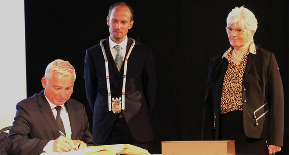 Minister Strobl trägt sich in das Buch der Stadt Crailsheim ein. Quelle: Stadt Crailsheim