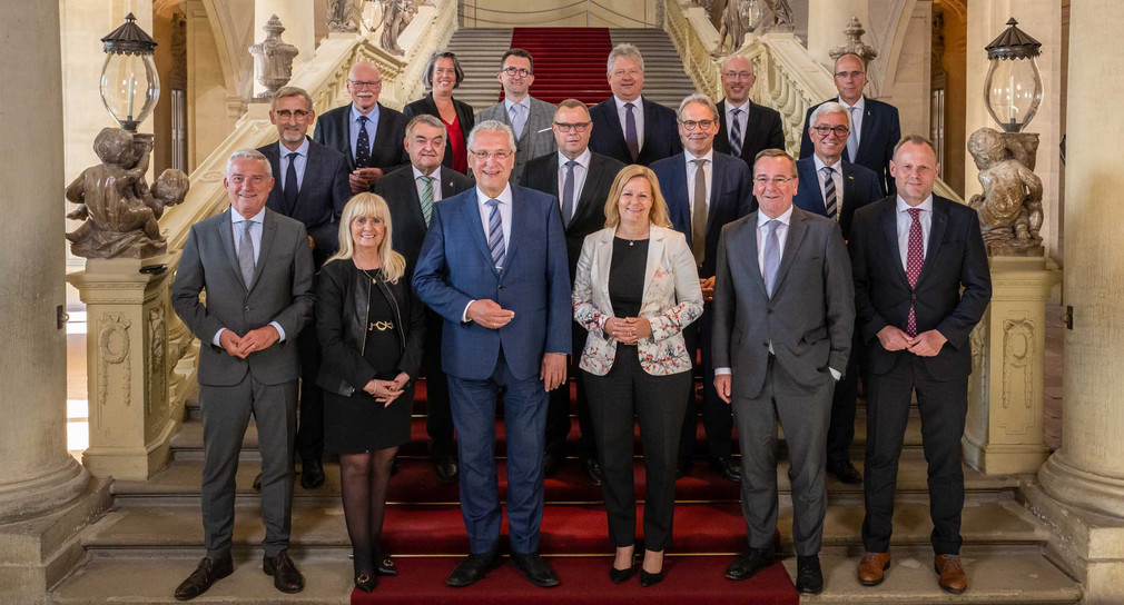 Gruppenbild der Teilnehmerinnen und Teilnehmer der Innenministerkonferenz 2022 in Würzburg