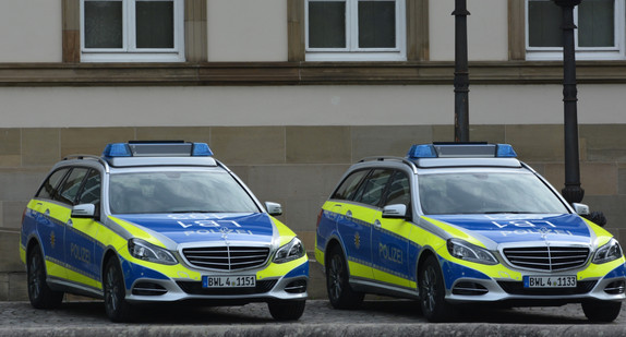 Die neuen Streifenwagen mit Sicherheitsbeklebung  Quelle: Polizei Baden-Württemberg