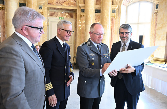 Kriegsgräberfürsorge Symbolische Scheckübergabe an den Volksbund Deutsche Kriegsgräberfürsorge e. V. Scheckübergabe an den Volksbund Deutsche Kriegsgräberfürsorge e. V.