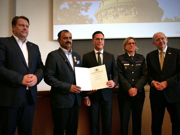 Verleihung der Rettungsmedaille an Muhammad Afzal