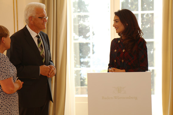 Menschenrechte Kretschmann empfängt künftige UN-Sonderbotschafterin Menschrechtsanwältin Amal Clooney bedankt sich bei Ministerpräsident Winfried Kretschmann für den Einsatz des Landes Baden-Württemberg bei der Hilfe für die Opfer des sogenannten Islamischen Staates im Nordirak.