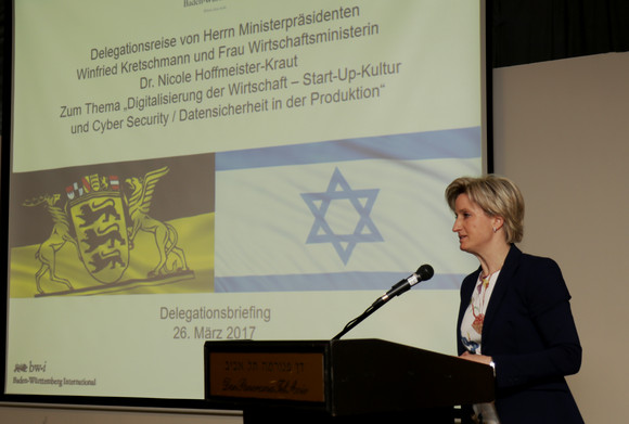 DELEGATIONSREISE Reise nach Israel und in die Palästinensischen Gebiete Wirtschaftsministerin Nicole Hoffmeister-Kraut beim Delegationsbriefing