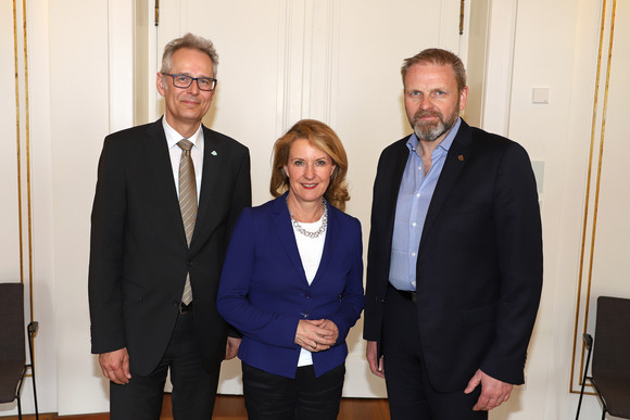 Europa Dritte Länderkonferenz Frankreich v.l.n.r.: Dr. Martin Niedermeyer, stellvertretender Leiter der Abteilung Europa, Interregionale Zusammenarbeit und Leiter des Referats für grenzüberschreitende Zusammenarbeit SaarLorLux im Ministerium für Finanzen und Europa des Saarlands, Heike Raab, Staatssekretärin und Bevollmächtigte des Landes Rheinland-Pfalz beim Bund und für Europa und Volker Ratzmann, Staatssekretär und Bevollmächtigter des Landes Baden-Württemberg beim Bund. (Bild: Staatsministerium Baden-Württemberg)