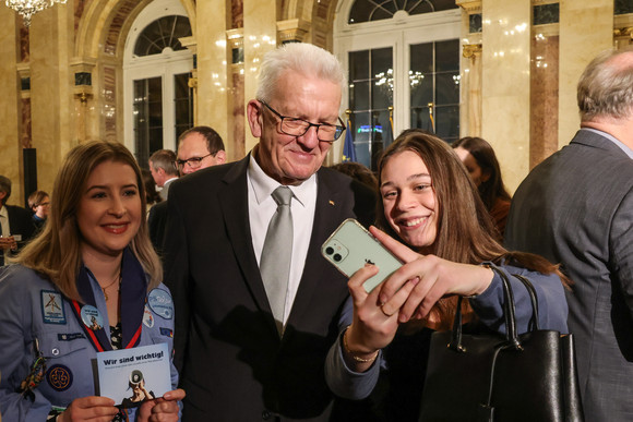 Empfang Neujahrsempfang der Landesregierung Eine junge Frau macht ein Selfie mit Ministerpräsident Winfried Kretschmann.