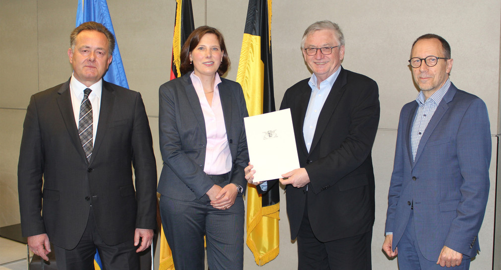 von links nach rechts: Martin Schatz, Rektor der Hochschule für Polizei, die neue Prorektorin Prof. Dr. Judith Hauer, Staatssekretär Julian Würtenberger und Landespolizeipräsident Gerhard Klotter (Bild: Innenministerium)