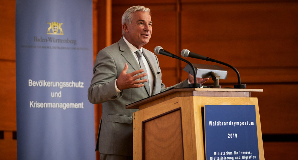 Innenminister Thomas Strobl spricht vor rund 250 Gästen des landesweiten Waldbrandsymposiums.