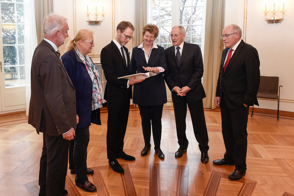 Bürokratieabbau Normenkontrollrat übergibt ersten Bericht v.l.n.r.: Claus Munkwitz, Prof. Dr. Gisela Färber, Staatssekretär Florian Stegmann, Dr. Gisela Meister-Scheufelen, Bernhard Bauer und Dr. h.c. Rudolf Böhmler (Bild: Staatsministerium Baden-Württemberg)