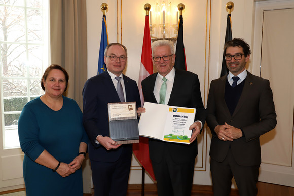 Empfang Kretschmann wird niederösterreichischer Energiebotschafter v.l.n.r.: Staatsministerin Theresa Schopper, der niederösterreichische Landeshauptfrau-Stellvertreter Dr. Stephan Pernkopf, Ministerpräsident Winfried Kretschmann und Umweltstaatssekretär Dr. Andre Baumann (Bild: Staatsministerium Baden-Württemberg)