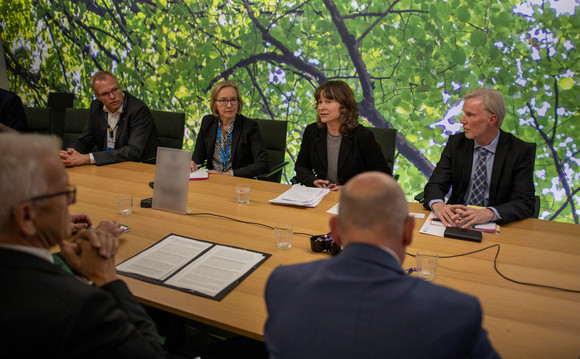 Auslandsbeziehungen Delegationsreise nach Finnland und Schweden Ministerpräsident Winfried Kretschmann (l.) im Gespräch mit Terhi Lehtonen (hinten, 2.v.r.), Staatssekretärin im Umweltministerium, in Helsinki (Finnland) (Bild: Staatsministerium Baden-Württemberg)