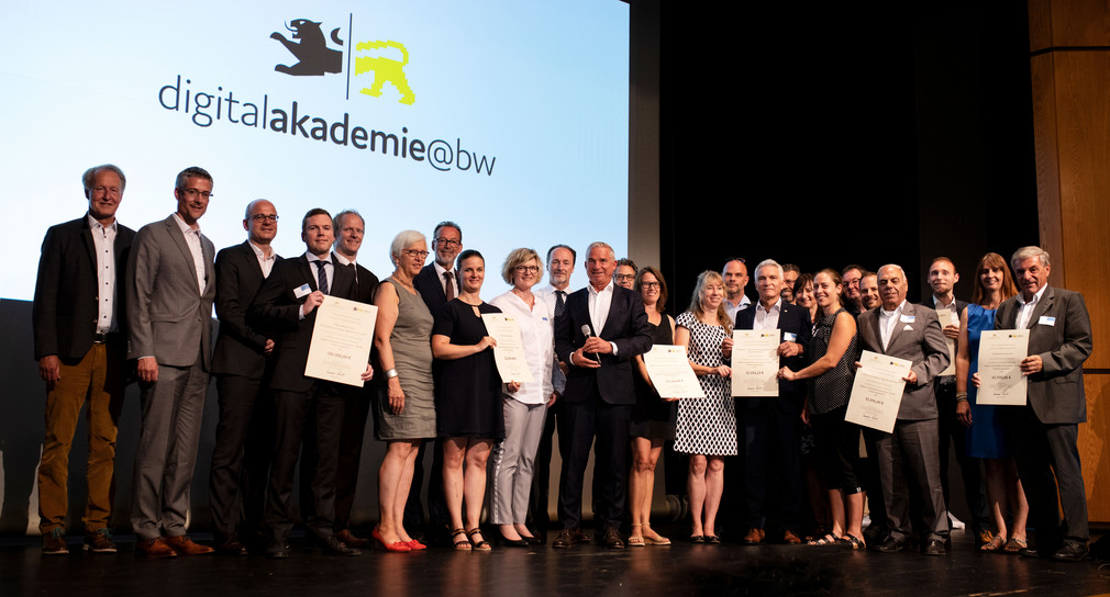 Digitalissierungsminister Thomas Strobl zeichnete im Zuge des Förderwettbewerbs Digitale Zukunftskommune neun Gewinner für ihre kommunalen Digitalisierungsstrategien aus..