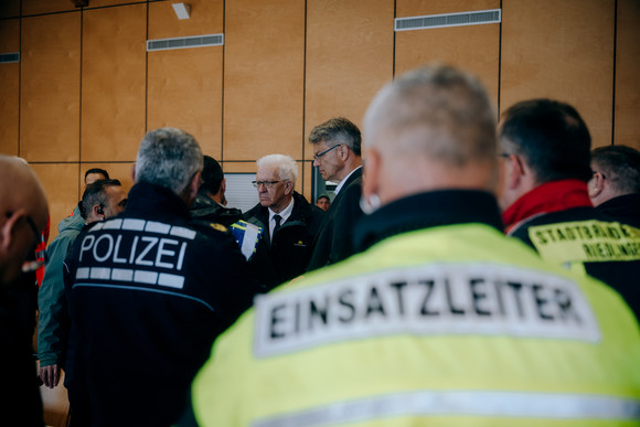 Bahn Schweres Zugunglück bei Riedlingen Ministerpräsident Winfried Kretschmann und Bundesverkehrsminister Patrick Schnieder im Gespräch mit Einsatzkräften